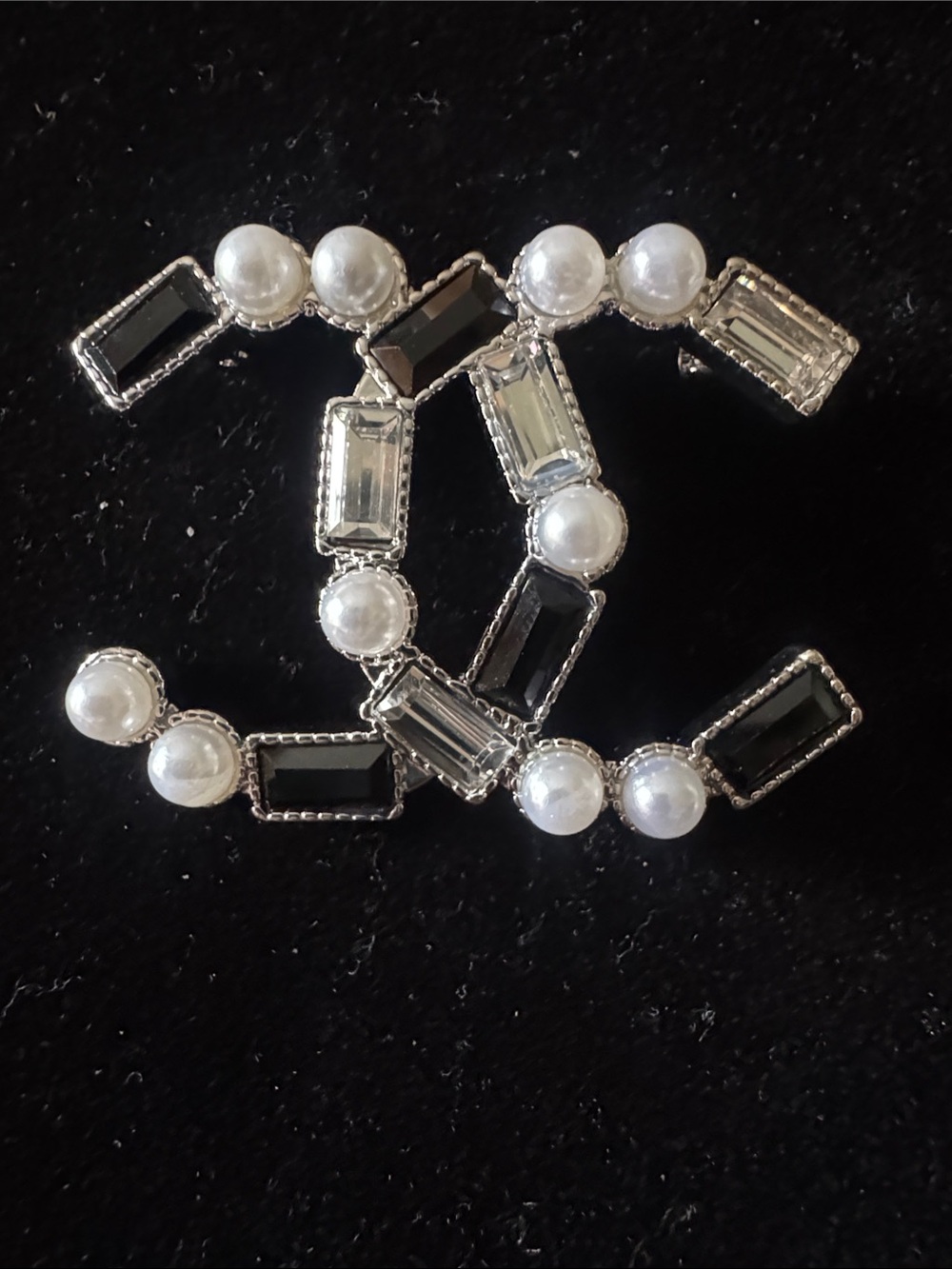Brooch / pin Pearl & Crystal Interlocking  Brooch - Silver Tone signed in back